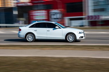 Ukrayna, Kyiv - 3 Mart 2021: Beyaz Audi A4 aracı yolda ilerliyor;