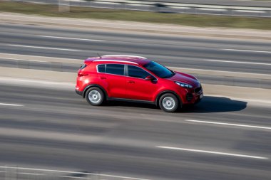 Ukrayna, Kyiv - 3 Mart 2021: Kırmızı KIA Spor arabası sokakta hareket ediyor;