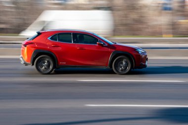 Ukrayna, Kyiv - 3 Mart 2021: Kırmızı Lexus UX aracı yolda ilerliyor;