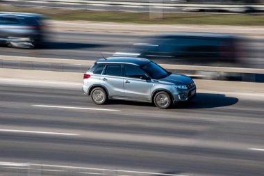 Ukrayna, Kyiv - 3 Mart 2021: Gri Suzuki Vitara arabası sokakta hareket ediyor;