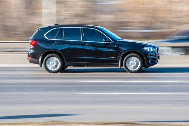 Ukrayna, Kyiv - 3 Mart 2021: Siyah BMW X5 aracı sokakta hareket ediyor;