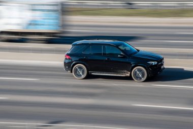 Ukrayna, Kyiv - 3 Mart 2021: Siyah Mercedes-Benz GLS arabası yolda ilerliyor;