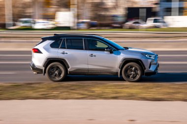 Ukrayna, Kyiv - 3 Mart 2021: Gri Toyota RAV4 aracı yolda ilerliyor;