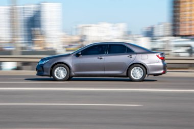 Ukrayna, Kyiv - 3 Mart 2021: Gri Toyota Camry arabası sokakta hareket ediyor;
