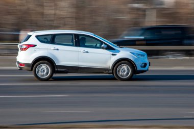 Ukrayna, Kyiv - 3 Mart 2021: Beyaz Ford Kuga arabası sokakta hareket ediyor;