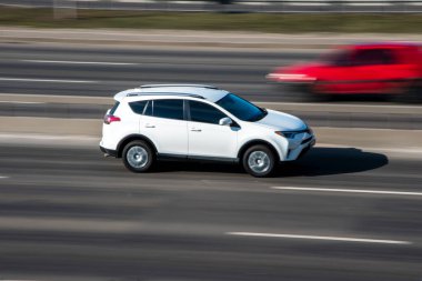 Ukrayna, Kyiv - 3 Mart 2021: Beyaz Toyota RAV4 aracı yolda ilerliyor;
