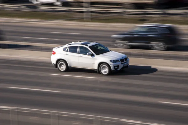 Ukrayna, Kyiv - 3 Mart 2021: Beyaz BMW X6 aracı yolda ilerliyor;