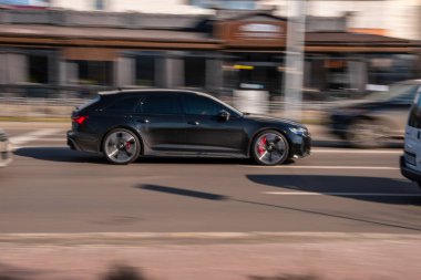 Ukrayna, Kyiv - 11 Mart 2021: Siyah Audi RS6 aracı yolda ilerliyor;