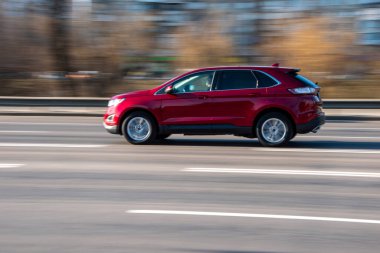 Ukrayna, Kyiv - 11 Mart 2021: Kırmızı Ford Edge arabası caddede ilerliyor;
