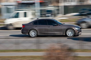 Ukrayna, Kyiv - 11 Mart 2021: Gri BMW 3 Serisi arabası yolda ilerliyor;