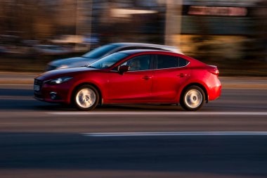 Ukrayna, Kyiv - 11 Mart 2021: Kırmızı Mazda 3 aracı yolda ilerliyor;