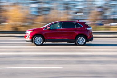 Ukrayna, Kyiv - 11 Mart 2021: Kırmızı Ford Edge arabası caddede ilerliyor;