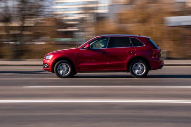 Ukrayna, Kyiv - 11 Mart 2021: Kırmızı Audi Q5 aracı yolda ilerliyor;