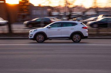 Ukrayna, Kyiv - 11 Mart 2021: Beyaz Hyundai Tucson arabası yolda ilerliyor;