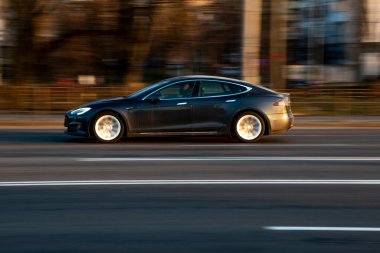 Ukrayna, Kyiv - 11 Mart 2021: Siyah Tesla Model S arabası sokakta hareket ediyor;