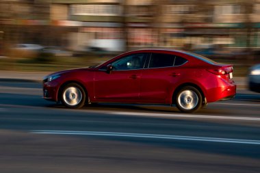 Ukrayna, Kyiv - 11 Mart 2021: Kırmızı Mazda 3 aracı yolda ilerliyor;