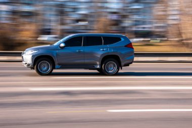 Ukrayna, Kyiv - 11 Mart 2021: Gri Mitsubishi Pajero arabası yolda ilerliyor;