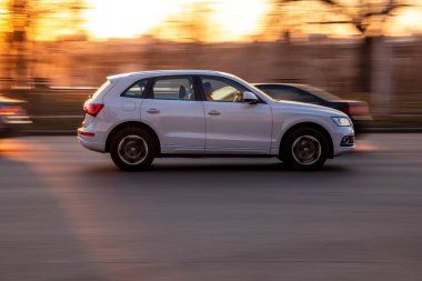 Ukrayna, Kyiv - 11 Mart 2021: Beyaz Audi Q5 aracı yolda ilerliyor;