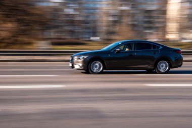 Ukrayna, Kyiv - 11 Mart 2021: Siyah Mazda 6 aracı yolda ilerliyor;