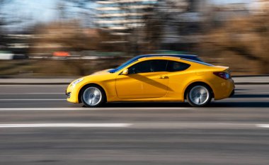 Ukrayna, Kyiv - 11 Mart 2021: Sarı Hyundai Genesis arabası sokakta ilerliyor;