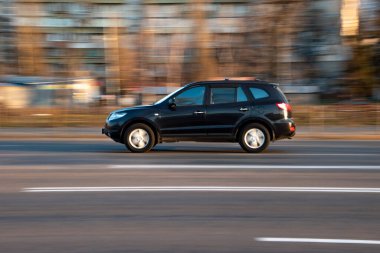 Ukrayna, Kyiv - 11 Mart 2021: Siyah Hyundai Santa Fe arabası yolda ilerliyor;