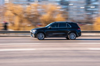 Ukrayna, Kyiv - 11 Mart 2021: Siyah Mercedes-Benz GLE arabası sokakta ilerliyor;