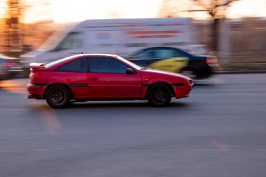 Ukrayna, Kyiv - 11 Mart 2021: Kırmızı Nissan NX-R arabası yolda ilerliyor;