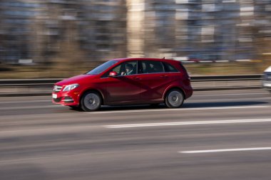 Ukrayna, Kyiv - 11 Mart 2021: Kırmızı Mercedes-Benz B-sınıfı araba yolda ilerliyor;