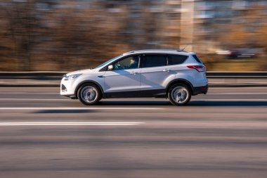 Ukrayna, Kyiv - 11 Mart 2021: Beyaz Ford Kuga arabası sokakta hareket ediyor;