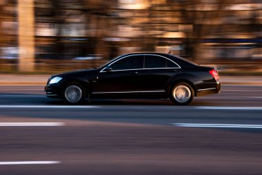 Ukrayna, Kyiv - 11 Mart 2021: Siyah Mercedes-Benz S-sınıfı araba yolda ilerliyor;