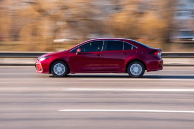 Ukrayna, Kyiv - 11 Mart 2021: Kırmızı Toyota Corolla arabası yolda ilerliyor;