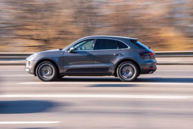 Ukrayna, Kyiv - 11 Mart 2021: Gri Porsche Macan arabası sokakta hareket ediyor;