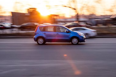 Ukrayna, Kyiv - 11 Mart 2021: Mavi Nissan Note arabası yolda ilerliyor;