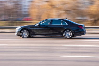 Ukrayna, Kyiv - 11 Mart 2021: Siyah Mercedes-Benz S-sınıfı araba yolda ilerliyor;