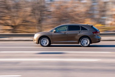Ukrayna, Kyiv - 11 Mart 2021: Kahverengi Toyota Venza arabası caddede ilerliyor;