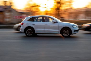 Ukrayna, Kyiv - 11 Mart 2021: Beyaz Audi Q5 aracı yolda ilerliyor;