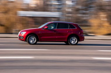 Ukrayna, Kyiv - 11 Mart 2021: Kırmızı Audi Q5 aracı yolda ilerliyor;