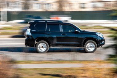 Ukrayna, Kyiv - 11 Mart 2021: Siyah Toyota arazi kruvazörü Prado arabası yolda ilerliyor;