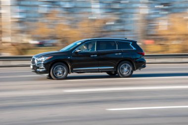 Ukrayna, Kyiv - 11 Mart 2021: Siyah Infiniti QX60 aracı sokakta hareket ediyor;
