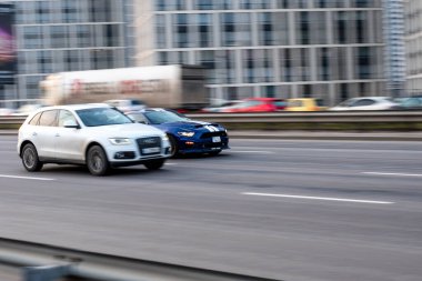 Ukrayna, Kyiv - 11 Mart 2021: Açık Mavi Audi Q3 arabası caddede ilerliyor. Yazı