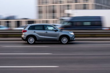 Ukrayna, Kyiv - 11 Mart 2021: Gümüş Suzuki Vitara arabası sokakta hareket ediyor. Yazı