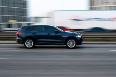 Ukrayna, Kyiv - 11 Mart 2021: Mavi Jaguar F-Pace aracı yolda ilerliyor. Yazı