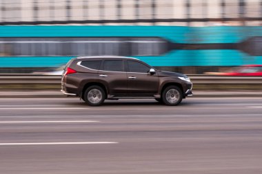 Ukrayna, Kyiv - 11 Mart 2021: Kahverengi Mitsubishi Pajero Spor Araba sokakta hareket ediyor. Yazı