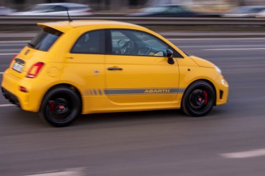 Ukrayna, Kyiv - 11 Mart 2021: Sarı FIAT 500 aracı yolda ilerliyor. Yazı