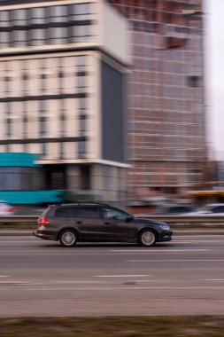 Ukrayna, Kyiv - 11 Mart 2021: Siyah Volkswagen Passat aracı sokakta hareket ediyor. Yazı