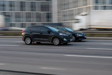 Ukrayna, Kyiv - 11 Mart 2021: Siyah Hyundai Tucson arabası yolda ilerliyor. Yazı