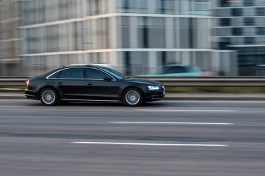 Ukrayna, Kyiv - 11 Mart 2021: Siyah Audi A8 aracı yolda ilerliyor. Yazı
