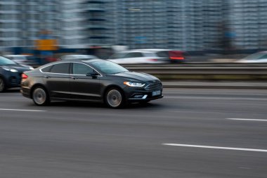 Ukrayna, Kyiv - 11 Mart 2021: Ford Fusion (Kuzey Amerika) arabası sokakta hareket ediyor. Yazı