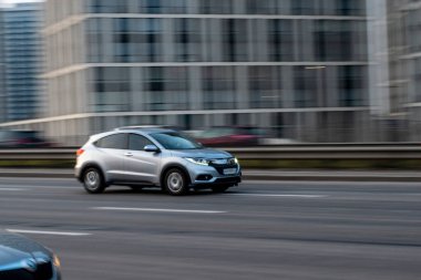 Ukrayna, Kyiv - 11 Mart 2021: Silver Honda Vezel arabası yolda ilerliyor. Yazı