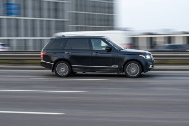 Ukrayna, Kyiv - 11 Mart 2021: Green Land Rover Range Rover aracı yolda ilerliyor. Yazı